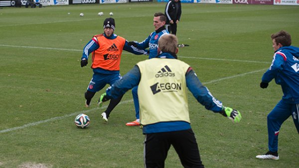 中超：上海海港4-0大胜深圳队（中超：上海海港4-0完胜深圳队）