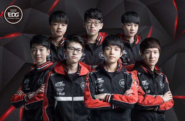 以浓眉的肘